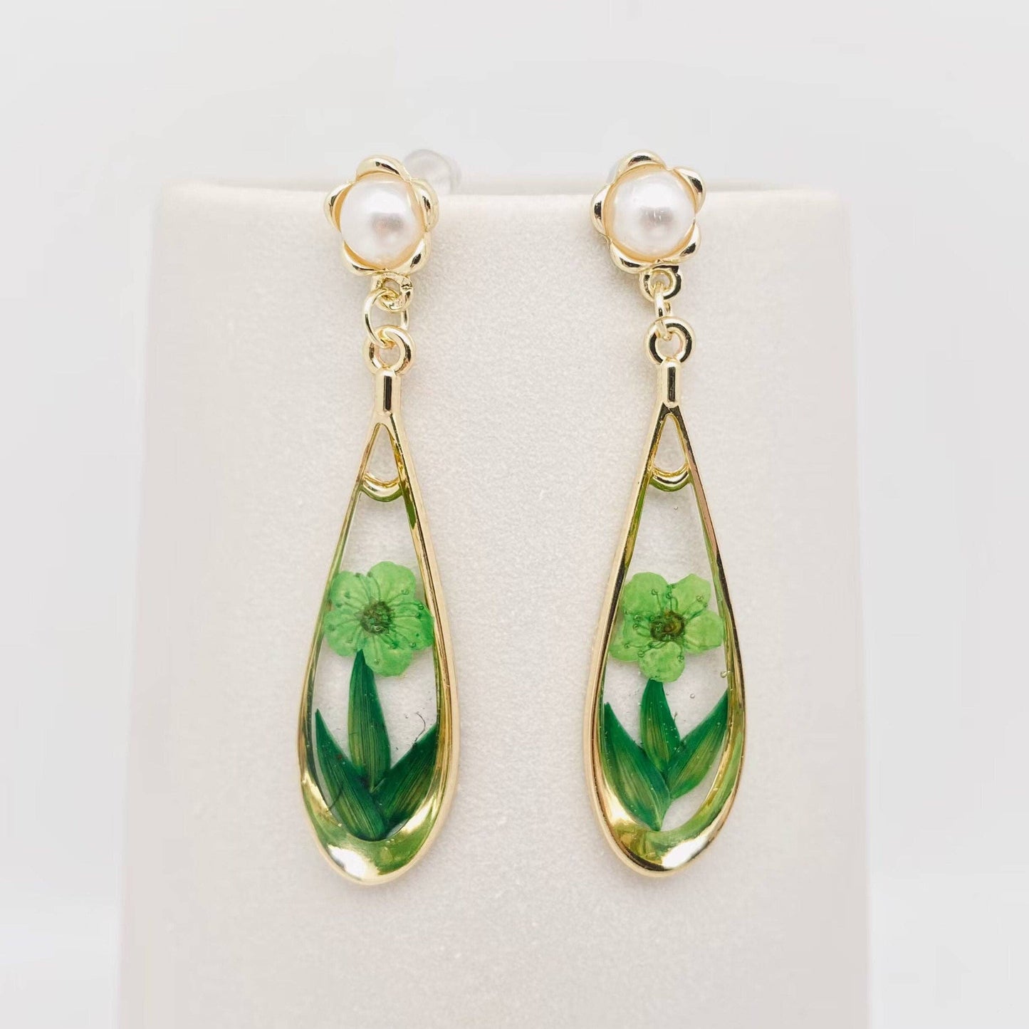 Dried Daffodil Post Earrings