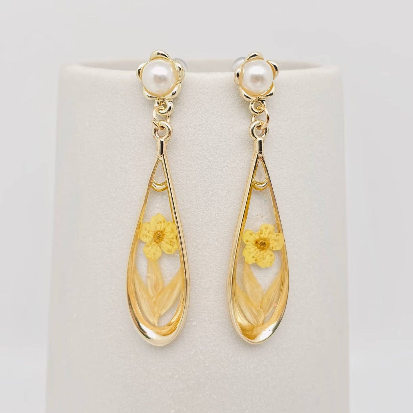 Dried Daffodil Post Earrings